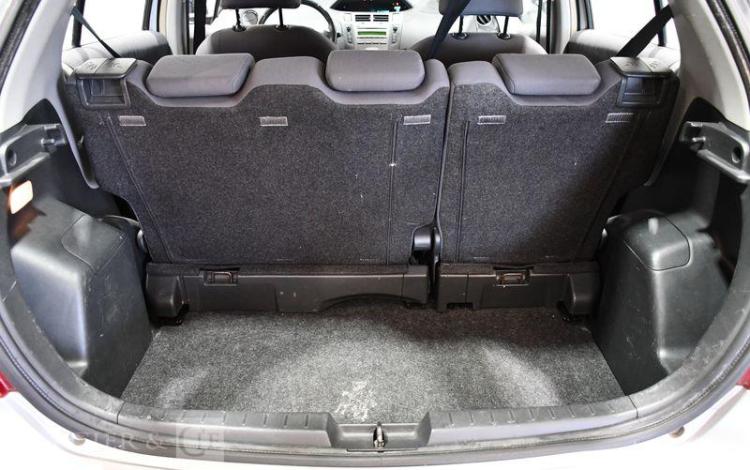 TOYOTA YARIS GENERATION II PH 2 EVO 100CH VVT-i IN 5P GRIS AS-994-SK