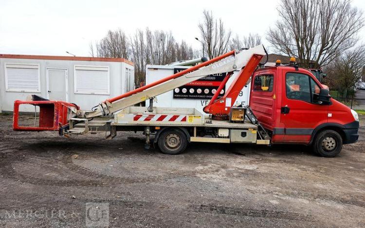 IVECO DAILY 35S11 AVEC NACELLE MULTITEL 160ALUDS 16M – DIESEL – 2337 H – ANNEE 2013 ROUGE CT-417-VS