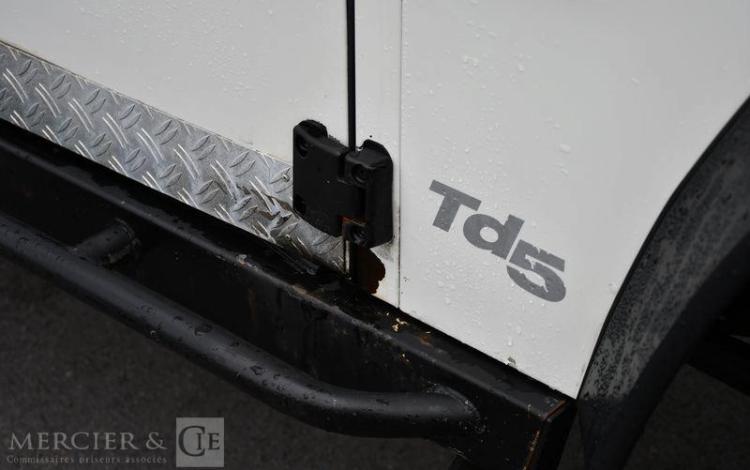 LAND ROVER DEFENDER 110 2,5 TD5 122 BLANC DS563
