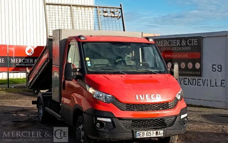 IVECO DAILY 35C13 BENNE AVEC COFFRE ACIER DIESEL – 171620 KMS – ANNEE 2016 ROUGE EB-651-DA