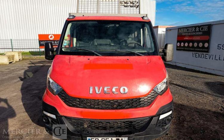 IVECO DAILY 35C13 BENNE AVEC COFFRE ACIER DIESEL – 171620 KMS – ANNEE 2016 ROUGE EB-651-DA