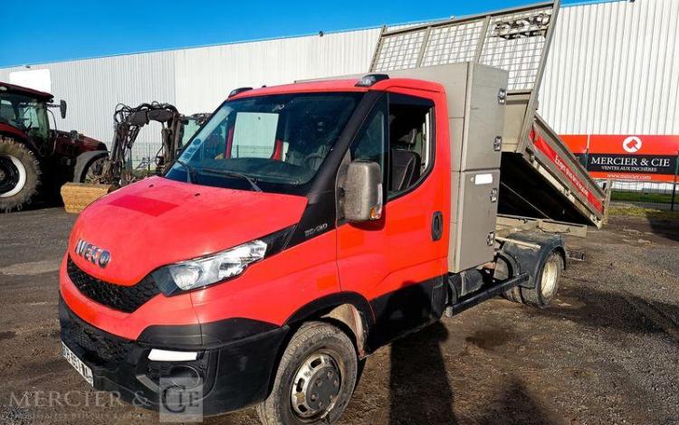 IVECO DAILY 35C13 BENNE AVEC COFFRE ACIER DIESEL – 171620 KMS – ANNEE 2016 ROUGE EB-651-DA