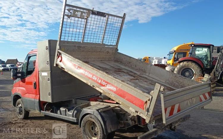 IVECO DAILY 35C13 BENNE AVEC COFFRE ACIER DIESEL – 171620 KMS – ANNEE 2016 ROUGE EB-651-DA