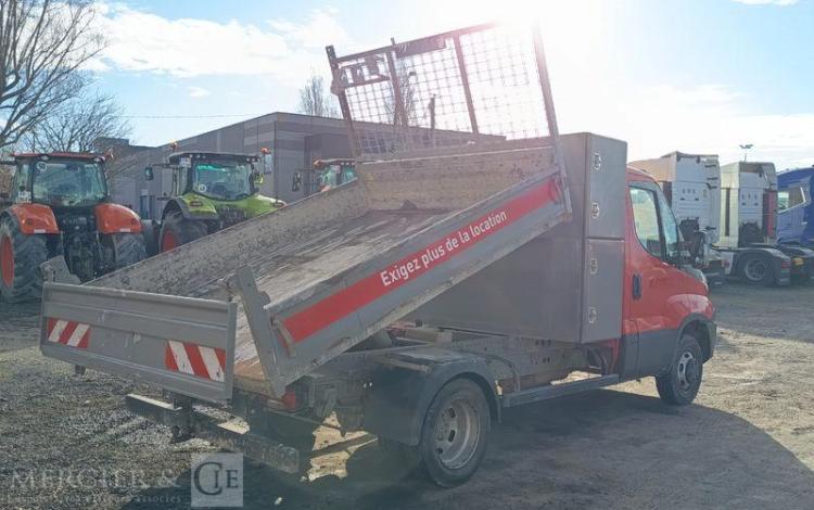 IVECO DAILY 35C13 BENNE AVEC COFFRE ACIER DIESEL – 171620 KMS – ANNEE 2016 ROUGE EB-651-DA