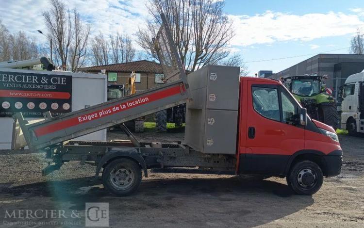 IVECO DAILY 35C13 BENNE AVEC COFFRE ACIER DIESEL – 171620 KMS – ANNEE 2016 ROUGE EB-651-DA