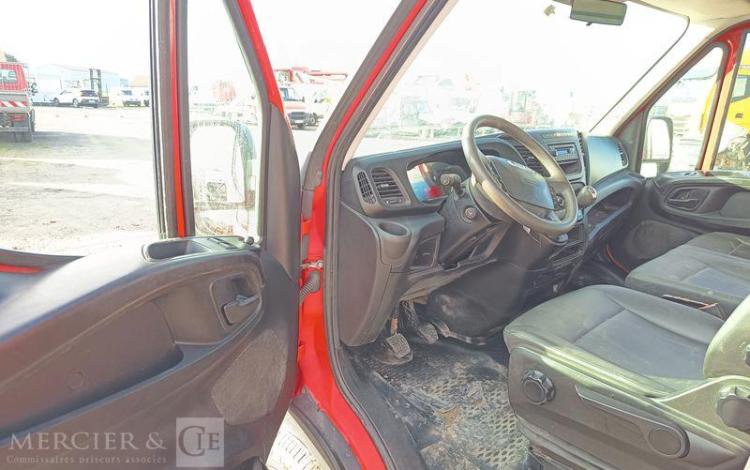 IVECO DAILY 35C13 BENNE AVEC COFFRE ACIER DIESEL – 171620 KMS – ANNEE 2016 ROUGE EB-651-DA