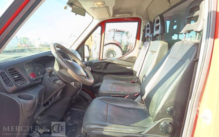 IVECO DAILY 35C13 BENNE AVEC COFFRE ACIER DIESEL – 171620 KMS – ANNEE 2016 ROUGE EB-651-DA