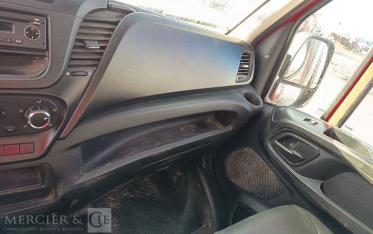 IVECO DAILY 35C13 BENNE AVEC COFFRE ACIER DIESEL – 171620 KMS – ANNEE 2016 ROUGE EB-651-DA