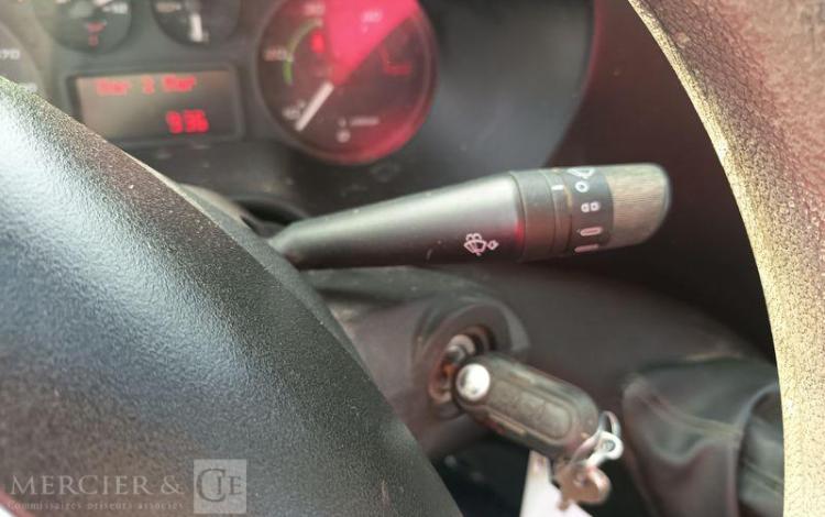 IVECO DAILY 35C13 BENNE AVEC COFFRE ACIER DIESEL – 171620 KMS – ANNEE 2016 ROUGE EB-651-DA