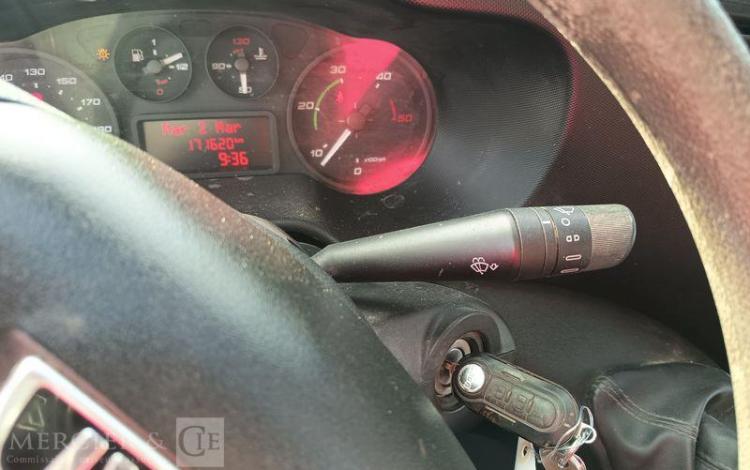 IVECO DAILY 35C13 BENNE AVEC COFFRE ACIER DIESEL – 171620 KMS – ANNEE 2016 ROUGE EB-651-DA