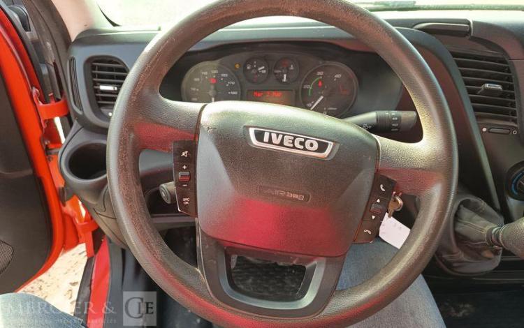 IVECO DAILY 35C13 BENNE AVEC COFFRE ACIER DIESEL – 171620 KMS – ANNEE 2016 ROUGE EB-651-DA