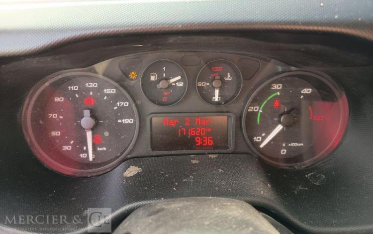 IVECO DAILY 35C13 BENNE AVEC COFFRE ACIER DIESEL – 171620 KMS – ANNEE 2016 ROUGE EB-651-DA