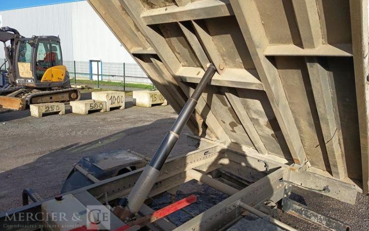 IVECO DAILY 35C13 BENNE AVEC COFFRE ACIER DIESEL – 171620 KMS – ANNEE 2016 ROUGE EB-651-DA