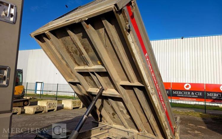 IVECO DAILY 35C13 BENNE AVEC COFFRE ACIER DIESEL – 171620 KMS – ANNEE 2016 ROUGE EB-651-DA