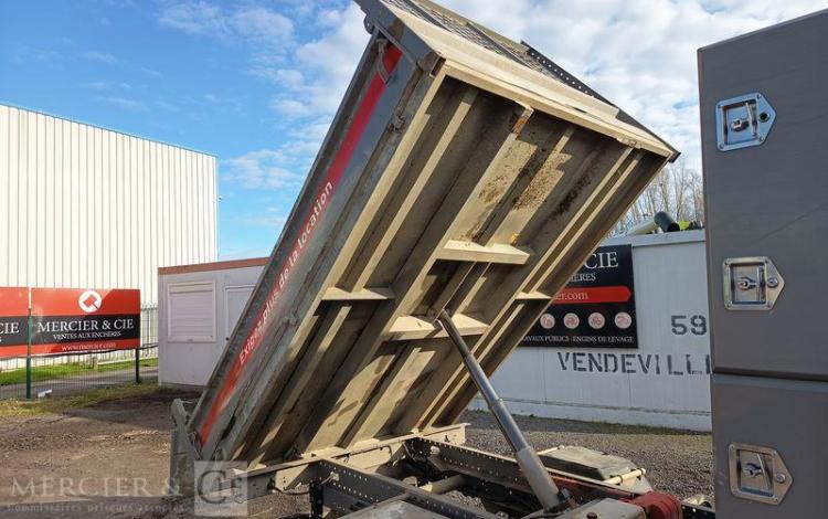 IVECO DAILY 35C13 BENNE AVEC COFFRE ACIER DIESEL – 171620 KMS – ANNEE 2016 ROUGE EB-651-DA