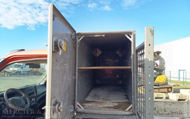 IVECO DAILY 35C13 BENNE AVEC COFFRE ACIER DIESEL – 171620 KMS – ANNEE 2016 ROUGE EB-651-DA