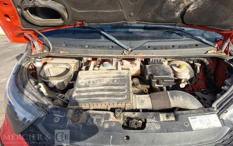 IVECO DAILY 35C13 BENNE AVEC COFFRE ACIER DIESEL – 171620 KMS – ANNEE 2016 ROUGE EB-651-DA