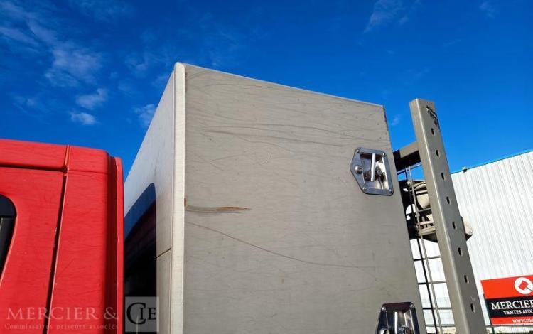 IVECO DAILY 35C13 BENNE AVEC COFFRE ACIER DIESEL – 171620 KMS – ANNEE 2016 ROUGE EB-651-DA