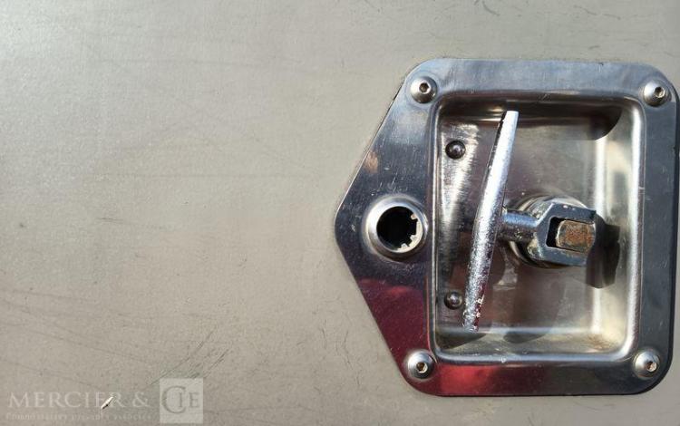 IVECO DAILY 35C13 BENNE AVEC COFFRE ACIER DIESEL – 171620 KMS – ANNEE 2016 ROUGE EB-651-DA