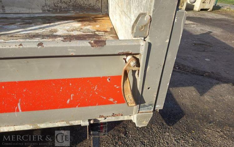 IVECO DAILY 35C13 BENNE AVEC COFFRE ACIER DIESEL – 171620 KMS – ANNEE 2016 ROUGE EB-651-DA