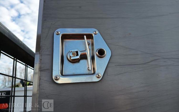 IVECO DAILY 35C13 BENNE AVEC COFFRE ACIER DIESEL – 171620 KMS – ANNEE 2016 ROUGE EB-651-DA