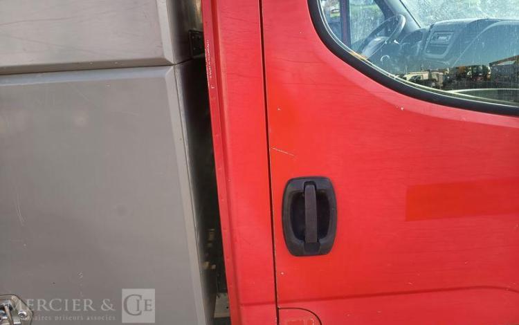 IVECO DAILY 35C13 BENNE AVEC COFFRE ACIER DIESEL – 171620 KMS – ANNEE 2016 ROUGE EB-651-DA