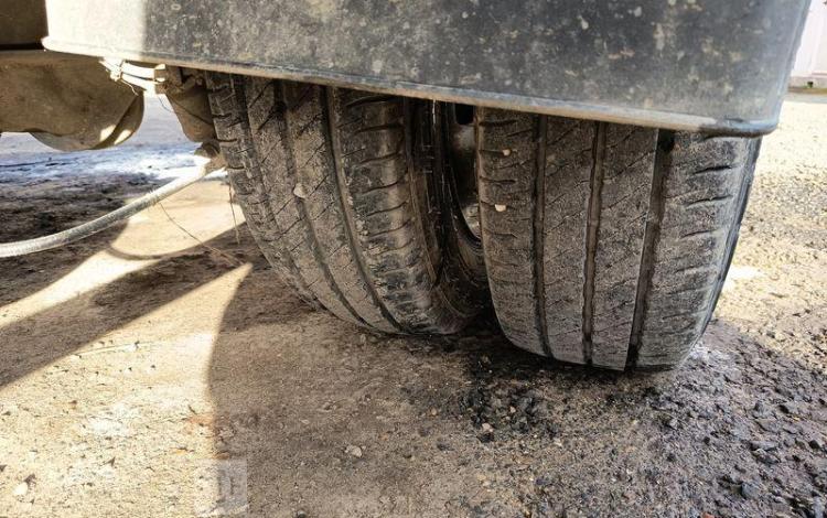 IVECO DAILY 35C13 BENNE AVEC COFFRE ACIER DIESEL – 171620 KMS – ANNEE 2016 ROUGE EB-651-DA