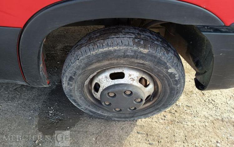 IVECO DAILY 35C13 BENNE AVEC COFFRE ACIER DIESEL – 171620 KMS – ANNEE 2016 ROUGE EB-651-DA