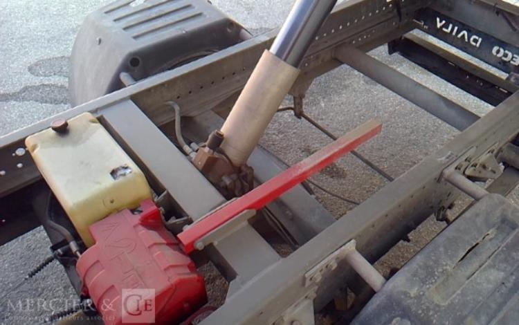 IVECO 35-130 BENNE DOUBLE CABINE ROUGE EB-923-AW