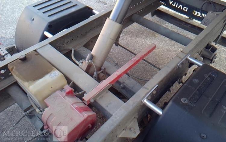 IVECO 35-130 BENNE SIMPLE CABINE COFFRE ROUGE EG-301-QX