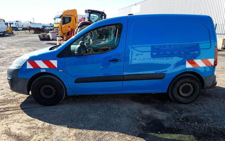 PEUGEOT PARTNER Utilitaire Phase 2 L1 850kg 1.6 Blue HDi FAP  S&S 99 cv – ANNEE 2016 BLEU EH-129-HH