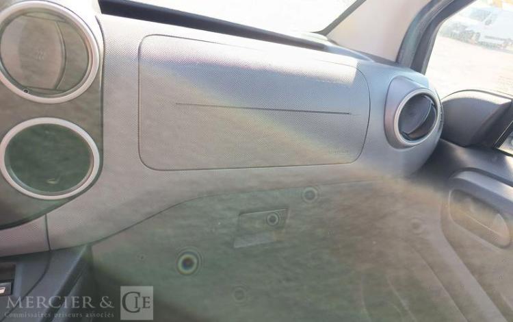 PEUGEOT PARTNER Utilitaire Phase 2 L1 850kg 1.6 Blue HDi FAP  S&S 99 cv – ANNEE 2016 BLEU EH-129-HH