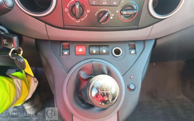 PEUGEOT PARTNER Utilitaire Phase 2 L1 850kg 1.6 Blue HDi FAP  S&S 99 cv – ANNEE 2016 BLEU EH-129-HH