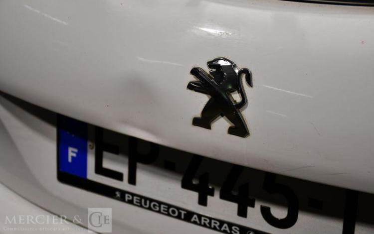 PEUGEOT 208 BLANC EP-445-TZ