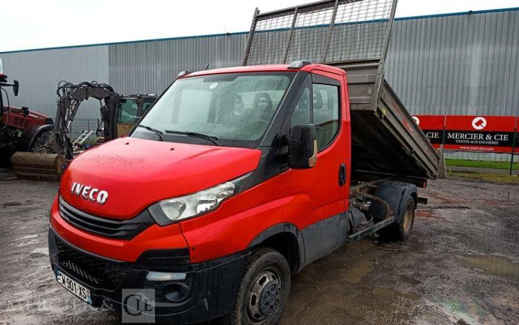 IVECO DAILY 35C12 BENNE AVEC COFFRE ACIER DIESEL – 162888 KMS – ANNEE 2018 ROUGE EW-901-XS