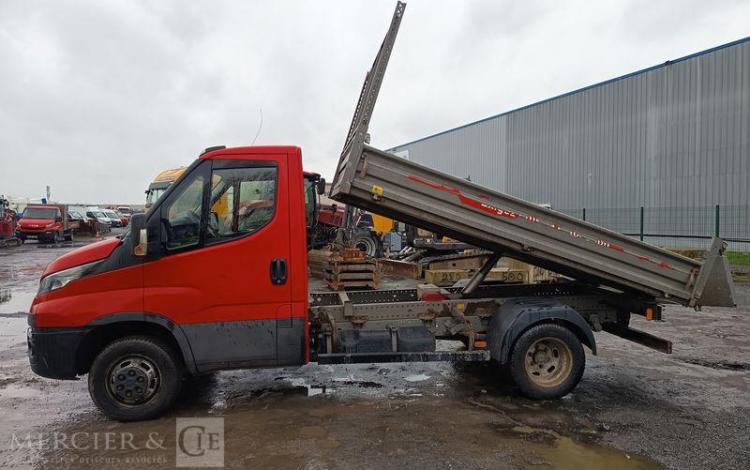 IVECO DAILY 35C12 BENNE AVEC COFFRE ACIER DIESEL – 162888 KMS – ANNEE 2018 ROUGE EW-901-XS