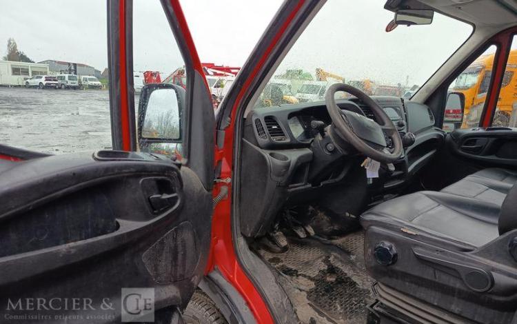 IVECO DAILY 35C12 BENNE AVEC COFFRE ACIER DIESEL – 162888 KMS – ANNEE 2018 ROUGE EW-901-XS