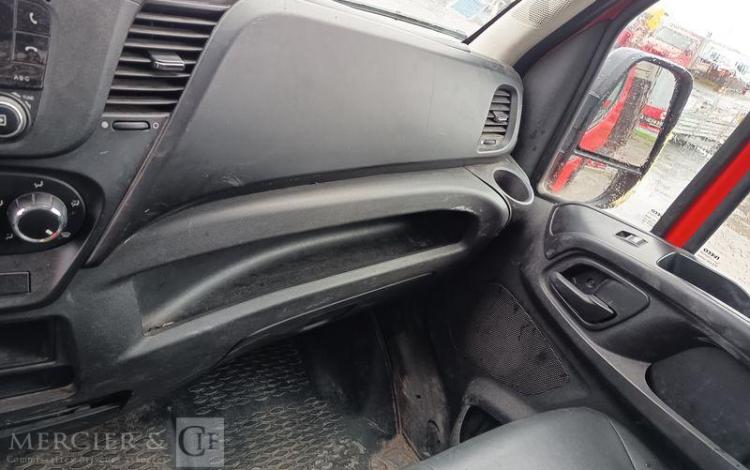 IVECO DAILY 35C12 BENNE AVEC COFFRE ACIER DIESEL – 162888 KMS – ANNEE 2018 ROUGE EW-901-XS