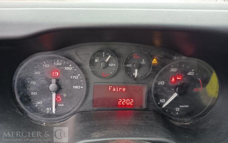 IVECO DAILY 35C12 BENNE AVEC COFFRE ACIER DIESEL – 162888 KMS – ANNEE 2018 ROUGE EW-901-XS