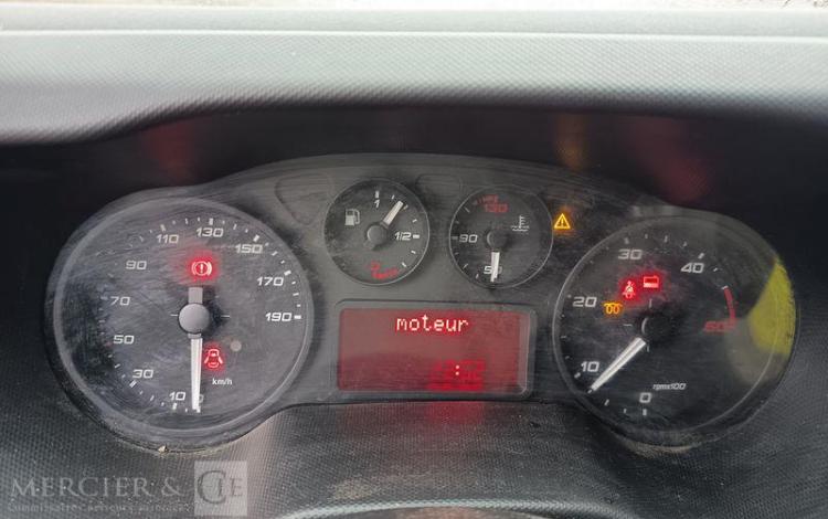 IVECO DAILY 35C12 BENNE AVEC COFFRE ACIER DIESEL – 162888 KMS – ANNEE 2018 ROUGE EW-901-XS