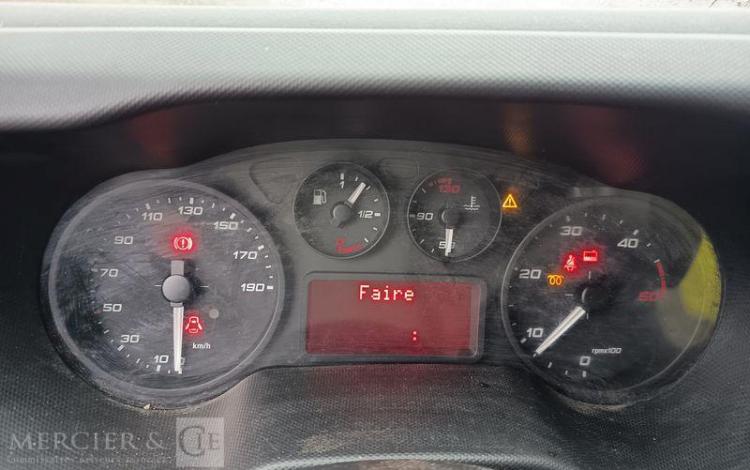 IVECO DAILY 35C12 BENNE AVEC COFFRE ACIER DIESEL – 162888 KMS – ANNEE 2018 ROUGE EW-901-XS