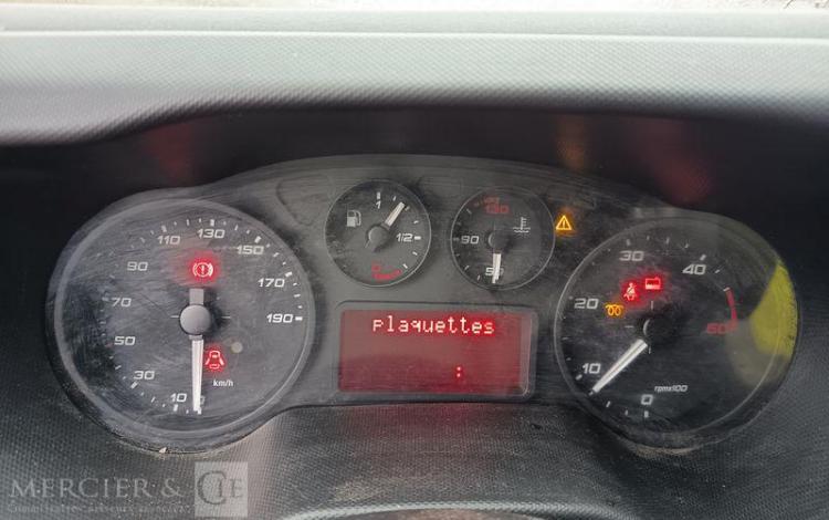 IVECO DAILY 35C12 BENNE AVEC COFFRE ACIER DIESEL – 162888 KMS – ANNEE 2018 ROUGE EW-901-XS