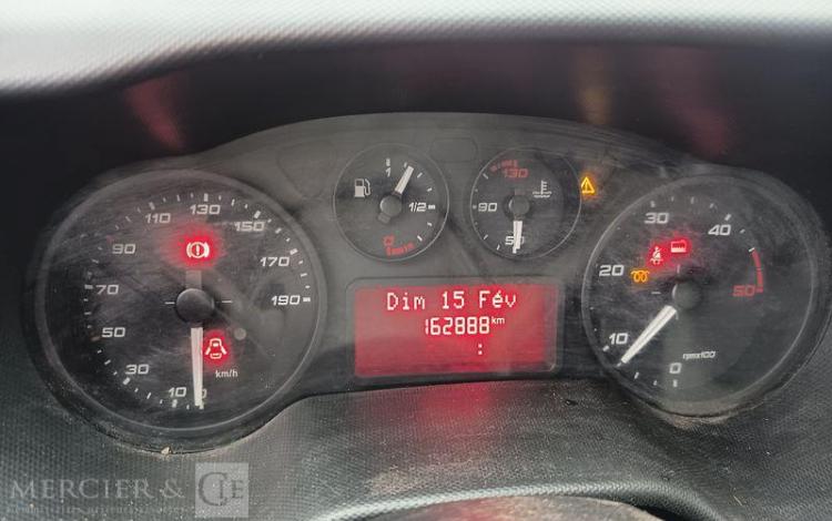 IVECO DAILY 35C12 BENNE AVEC COFFRE ACIER DIESEL – 162888 KMS – ANNEE 2018 ROUGE EW-901-XS