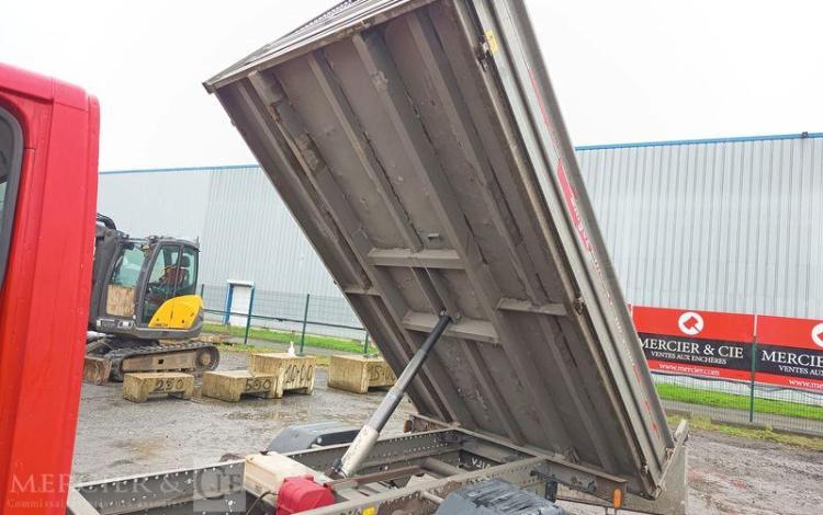 IVECO DAILY 35C12 BENNE AVEC COFFRE ACIER DIESEL – 162888 KMS – ANNEE 2018 ROUGE EW-901-XS