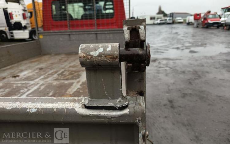 IVECO DAILY 35C12 BENNE AVEC COFFRE ACIER DIESEL – 162888 KMS – ANNEE 2018 ROUGE EW-901-XS