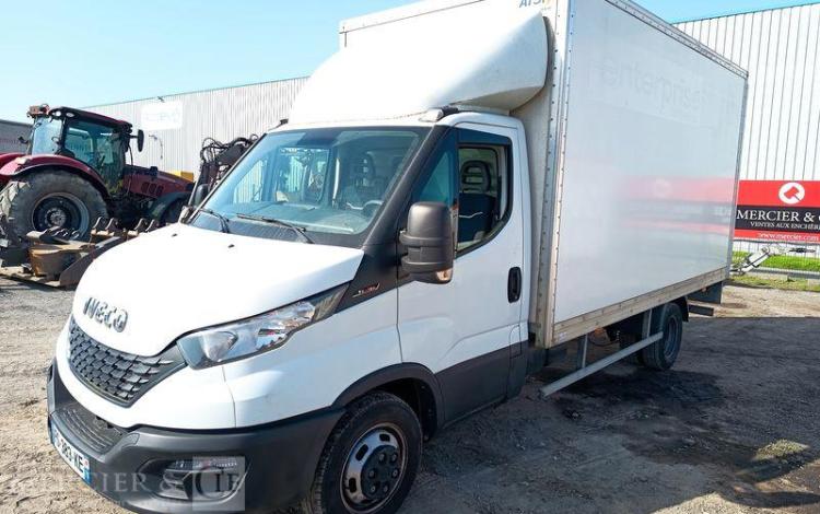 IVECO DAILY VI 35C16 156 CV AVEC HAYON – DIESEL – 47720 KMS – ANNEE 2020 BLANC FS-383-KE