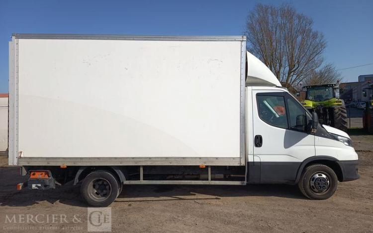 IVECO DAILY VI 35C16 156 CV AVEC HAYON – DIESEL – 47720 KMS – ANNEE 2020 BLANC FS-383-KE