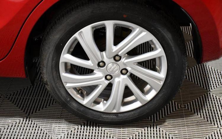 SUZUKI SWIFT 1,2 DUALJET HYBRID AUTO PRIVILEGE 5P ROUGE FX-423-DM