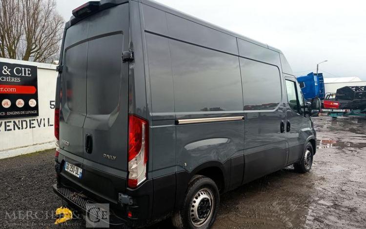 IVECO DAILY VI 35S14 2.3 D 16V 136 cv – DIESEL – 49456 KMS – ANNEE 2023 NOIR GQ-250-DL