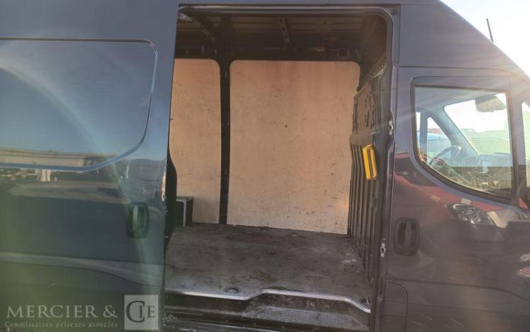 IVECO DAILY VI 35S14 2.3 D 16V 136 cv – DIESEL – 49456 KMS – ANNEE 2023 NOIR GQ-250-DL